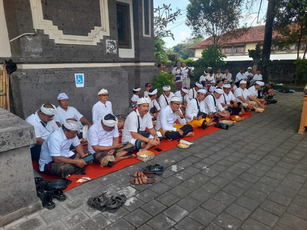 Pelaksanaan piodalan di kantor lurah sempidi   purnama sasih karo ,jumat 8 agustus 2025